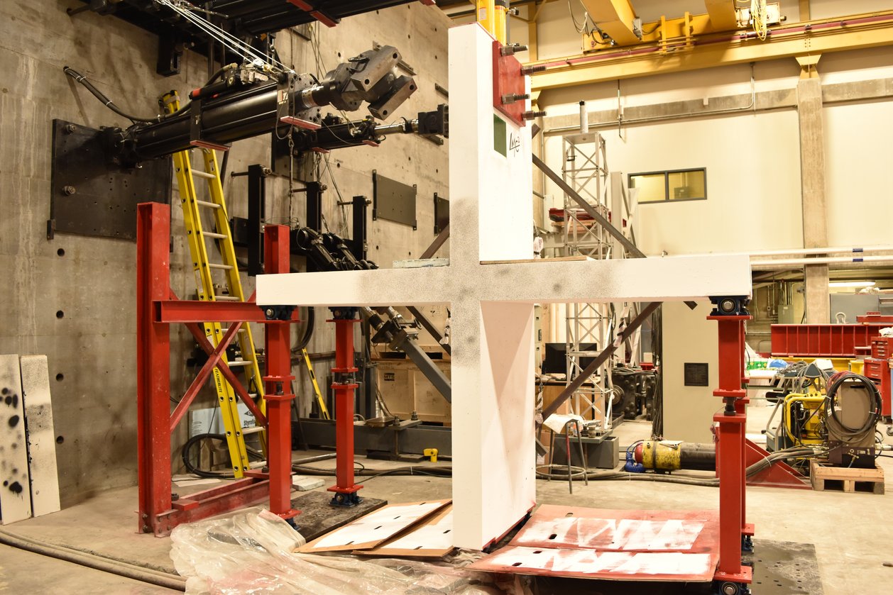 Test of a reinforced concrete wall-to-slab joint