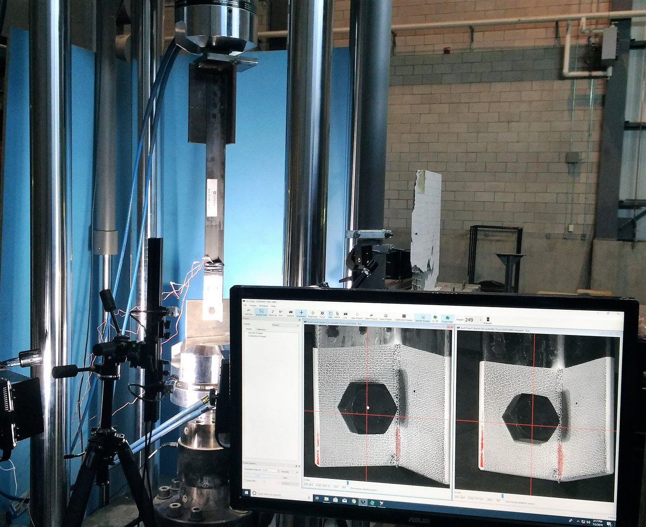 Specimen visualized and analyzed using Digital Image Correlation (DIC) d'images numériques
