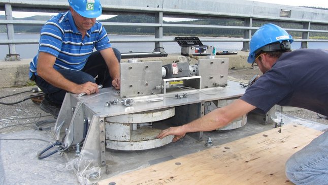 Eccentric-mass shaker