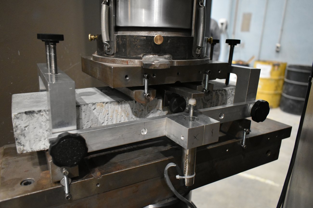 Four-point bending test on UHPFRC (Ultra-High-Performance Fiber-Reinforced Concrete)